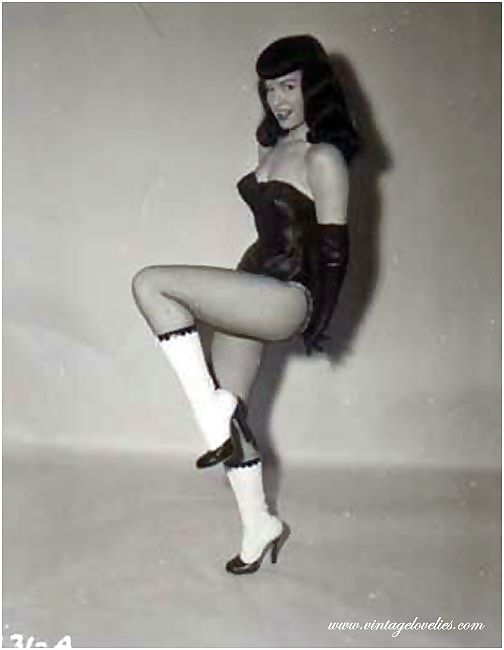 Pin-up star bettie page showing her sexy vintage stockings - part 1538