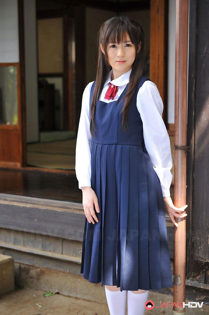 charmant Japanisch Babe posing in Ihr Niedlich Schule outfit in die Garten bei Sex Pics  Foto